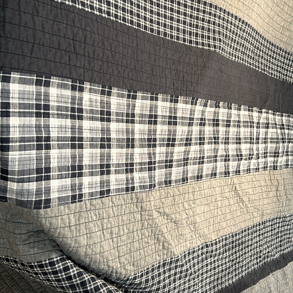 Nautica Full Size Quilt doubled sided with shams. Mint Condition